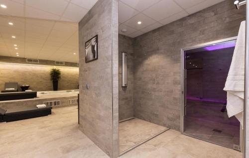 巴黎蒙马特城市奥德利公寓式酒店的一间浴室