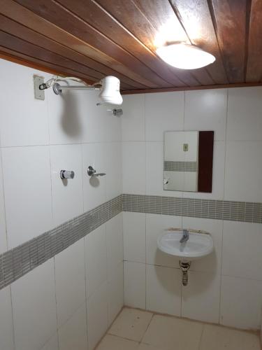 里约热内卢卡波弗尼斯特拉酒店的一间带水槽和镜子的浴室