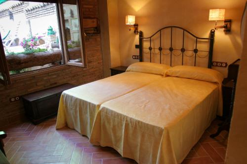 阿罗约弗里奥Casa Rural Capricho del Valle的一间卧室,卧室内配有一张大床