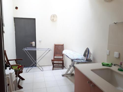 阿什杜德Exodus Marina Cottage Apartment Ashdod的一间医院,配有一张桌子和一把椅子