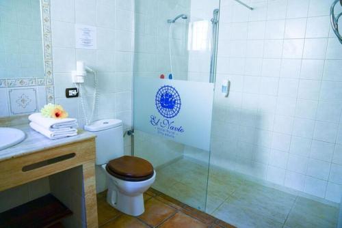 阿尔卡拉艾尔纳维奥乡村酒店-只接待成人的一间带卫生间和玻璃淋浴间的浴室