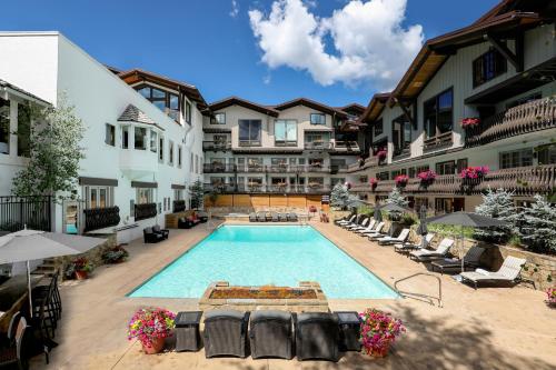 范尔韦尔山庄洛克度假酒店的一座酒店庭院内的游泳池