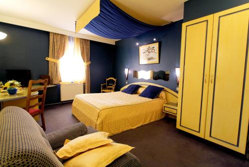 日韦瑞福莱斯约恩酒店的酒店客房,配有床和沙发