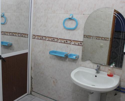 舍夫沙万素伊卡酒店的一间带水槽和镜子的浴室