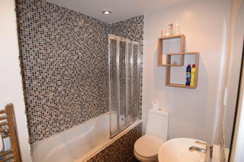 斯卡伯勒Easby Hall 22的浴室配有卫生间、淋浴和盥洗盆。