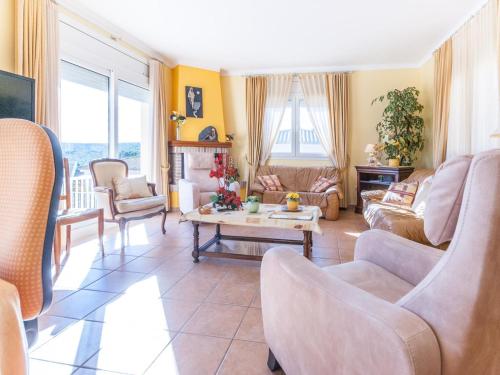 莱斯卡拉Spacious Holiday Home in L Escala with Private Pool的带沙发和桌子的客厅