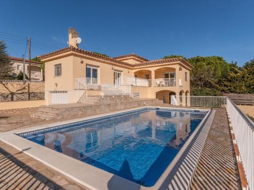 莱斯卡拉Spacious Holiday Home in L Escala with Private Pool的别墅前设有游泳池