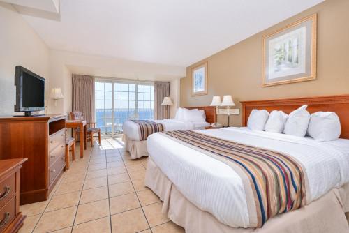 大洋城帕瑞戴思广场酒店的酒店客房设有两张床和一台平面电视。