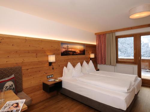 布兰德贝格坦勒旅馆的卧室配有一张白色大床