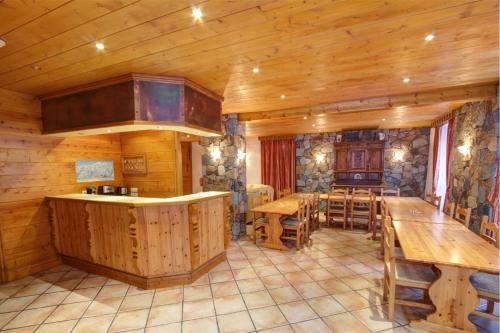 布里德莱班乔利木屋 的小木屋内的厨房和用餐室