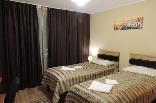 布加勒斯特The Best Location Accommodation的酒店客房设有两张床和窗户。