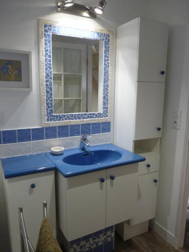 Orgerus乐塔贝尔德奥尔格尔斯度假屋的浴室设有蓝色水槽和镜子