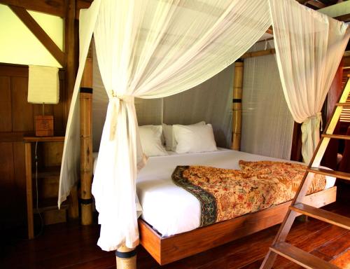 Grande Riviere阿卡加酒店的一间卧室配有一张带天蓬的床