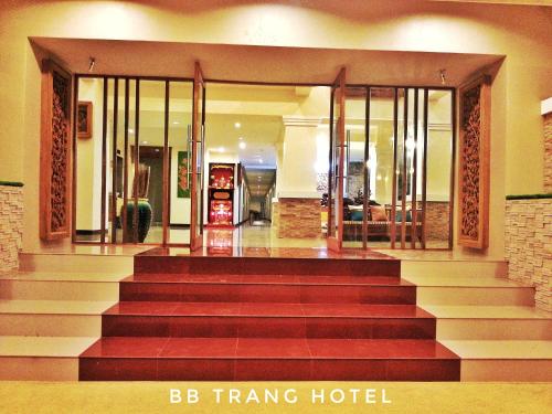 董里BB特朗酒店的一个大大堂,设有通往酒店的楼梯