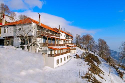 哈尼亚Chania Hotel的一座白雪覆盖的山顶上的建筑