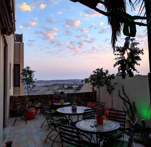 阿拉德耶赫里姆精品酒店的庭院配有桌椅,享有沙漠美景