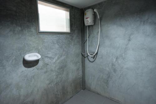 合艾塔拉南科隆海度假村的带淋浴的浴室,带窗户