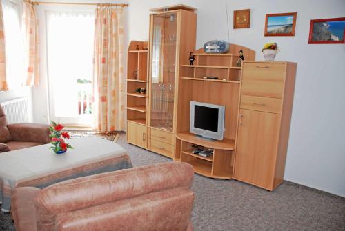 巴贝Ferienwohnung Schwalbennest的客厅配有沙发和电视。