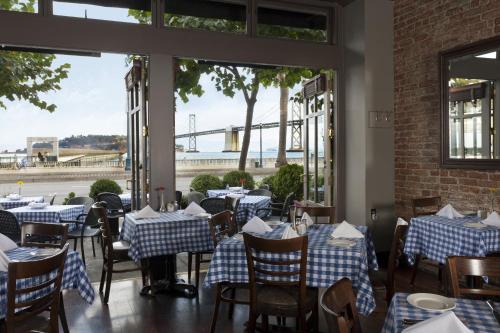 旧金山格里芬酒店的餐厅设有蓝色和白色的桌子和窗户。