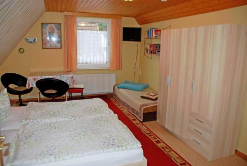 巴贝Ferienwohnungen im Ostseebad Baabe的一间卧室配有两张床和一张桌子及椅子