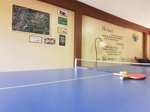 伊瓜苏港伊瓜苏公园旅馆的一个带黑板的房间的乒乓球桌
