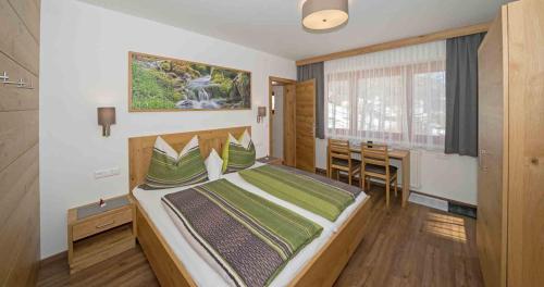 魏森湖Haus Lackner am Weissensee in Kärnten的一间卧室配有一张带绿色枕头的大床