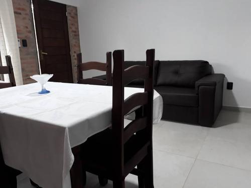圣安娜Los Cardenales的一张桌子,上面有白色的桌布和黑色的沙发