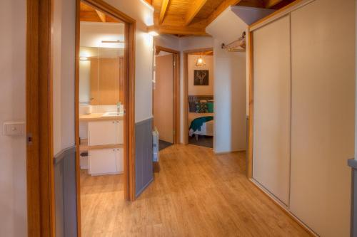 丁诺高原德罗维斯休闲度假屋的走廊上设有带水槽和镜子的浴室
