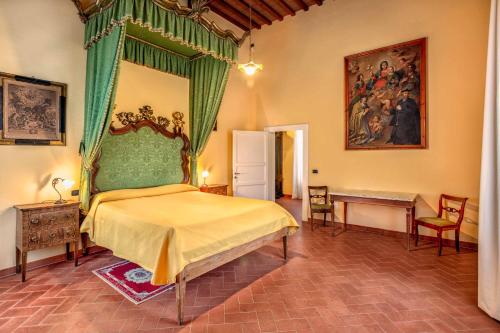 瓦达Villa Graziani的一间卧室配有一张带绿篷的床