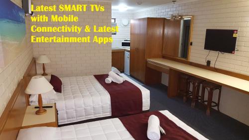 阿勒达拉塔波里湖汽车旅馆的小房间设有床和电视
