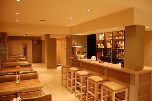 Antirrio安提里奥酒店的餐厅设有带凳子的酒吧