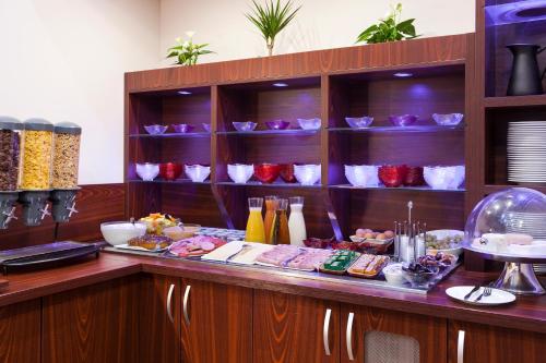 奥利韦奥尔良奥利韦省舒适酒店的自助餐,柜台上有很多食物