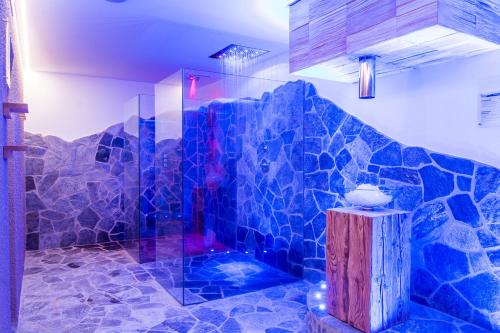 新波南特雷格伯格杰洛夫酒店的带淋浴的浴室(带蓝色瓷砖墙)