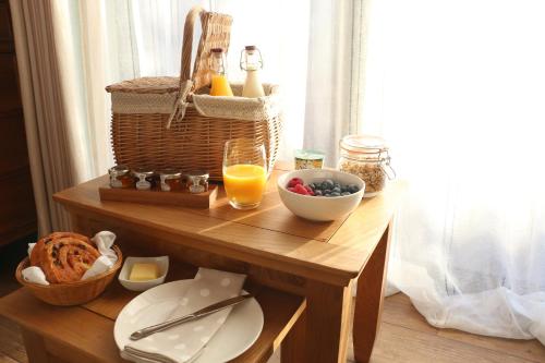 约克The Old Potting Shed的一张桌子,上面放着一篮子的食物和一杯橙汁