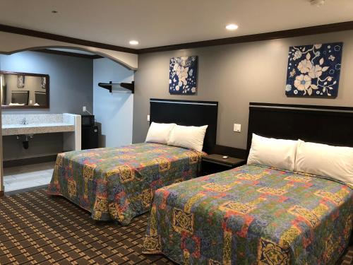 South El Monte南艾尔蒙特星光汽车旅馆的酒店客房设有两张床和盥洗盆