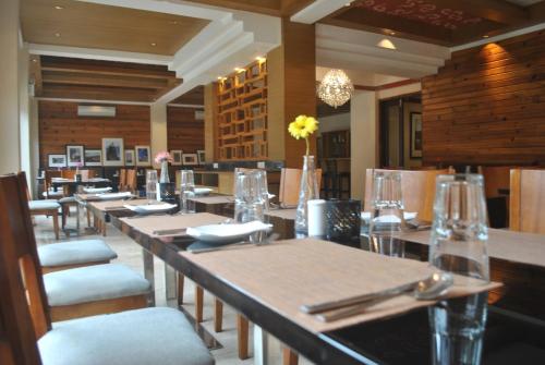 廷布卡齐尔廷布酒店的餐厅内带桌椅的用餐室