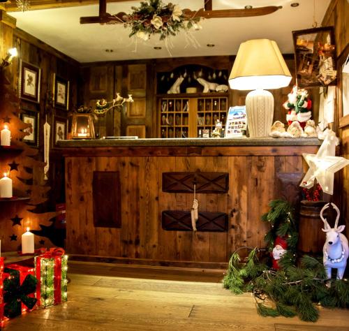 圣皮埃尔Hotel Chalet La Meridiana的一间带圣诞礼物和灯的柜台的房间