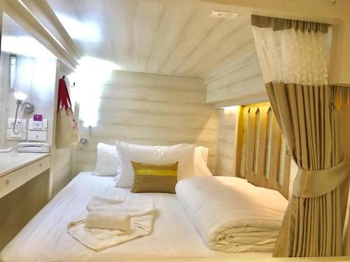 莱卡邦素万那普机场玛丽亚夫人旅馆的卧室配有一张白色大床