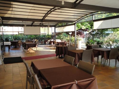 蒙泰基奥马焦雷圣马可酒店的餐厅设有桌椅和窗户。