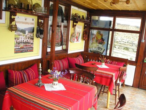 科普里夫什迪察博尔雅卡旅馆的餐厅设有两张带红色桌布的桌子