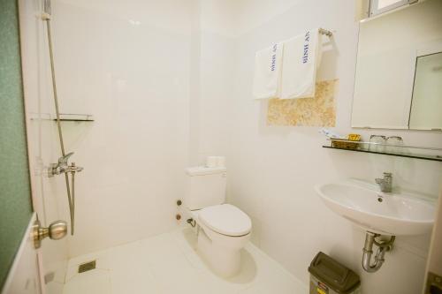芽庄平阳酒店 的白色的浴室设有卫生间和水槽。