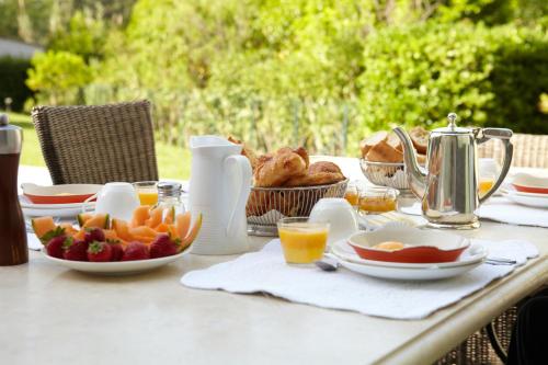 圣保罗-德旺斯圣保罗别墅酒店的上面有食物和水果的桌子