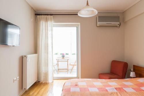 雅典Holargos Metro Rooms的卧室配有床、椅子和窗户。
