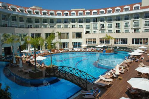 梅德度假酒店 - 超级全包内部或周边的泳池