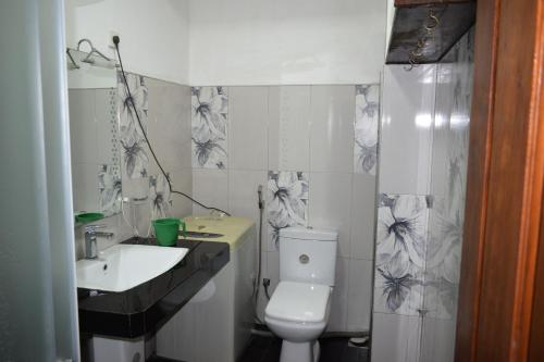 努沃勒埃利耶Cecilia Cottage的浴室配有白色卫生间和盥洗盆。