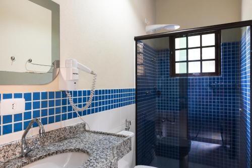 伊利亚贝拉达普赖尼亚波萨达酒店的带淋浴、盥洗盆和卫生间的浴室