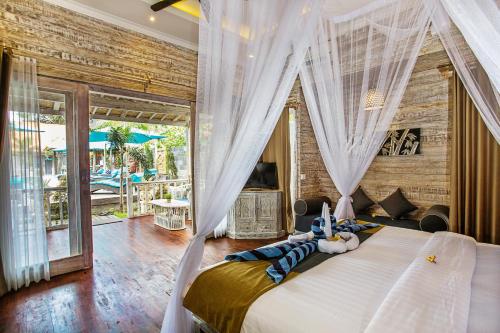 蓝梦岛The Palm Grove Villas的一间卧室配有一张带窗帘的床和壁炉
