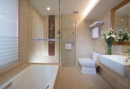 深圳格林豪泰深圳东门商务酒店的带浴缸、卫生间和盥洗盆的浴室