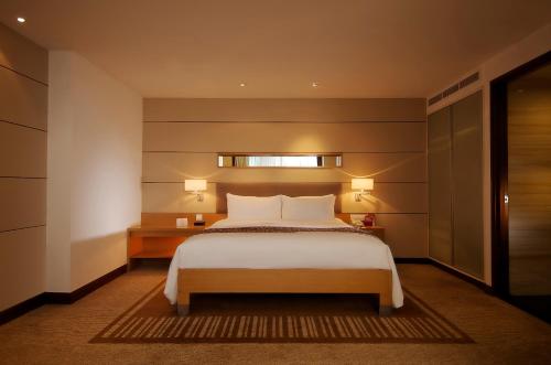 胡志明市西贡宾乐雅酒店的卧室设有一张白色大床和一扇窗户。