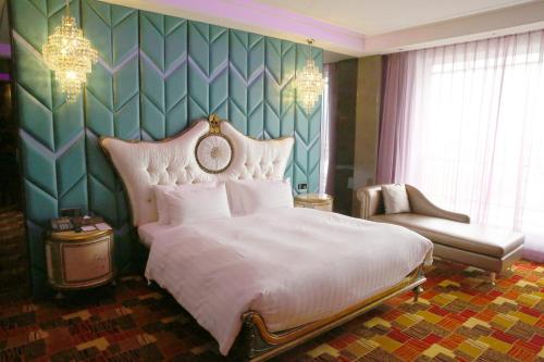 三好国际酒店客房内的一张或多张床位